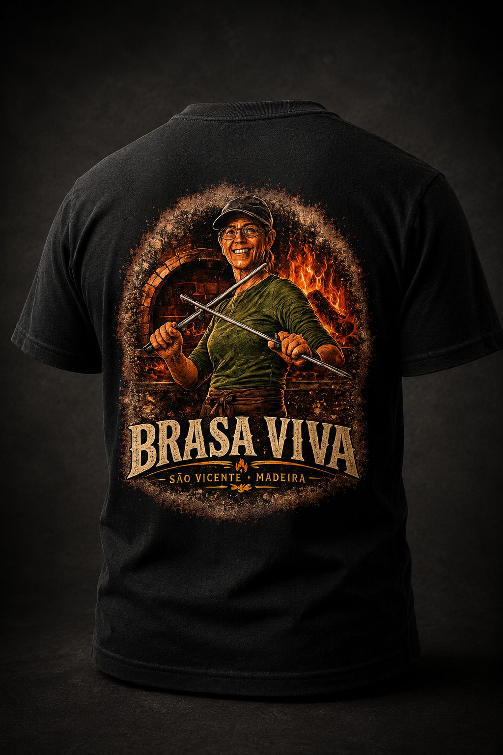T-shirt Brasa Viva com ilustração da churrasqueira e espetadas, estampagem nas costas