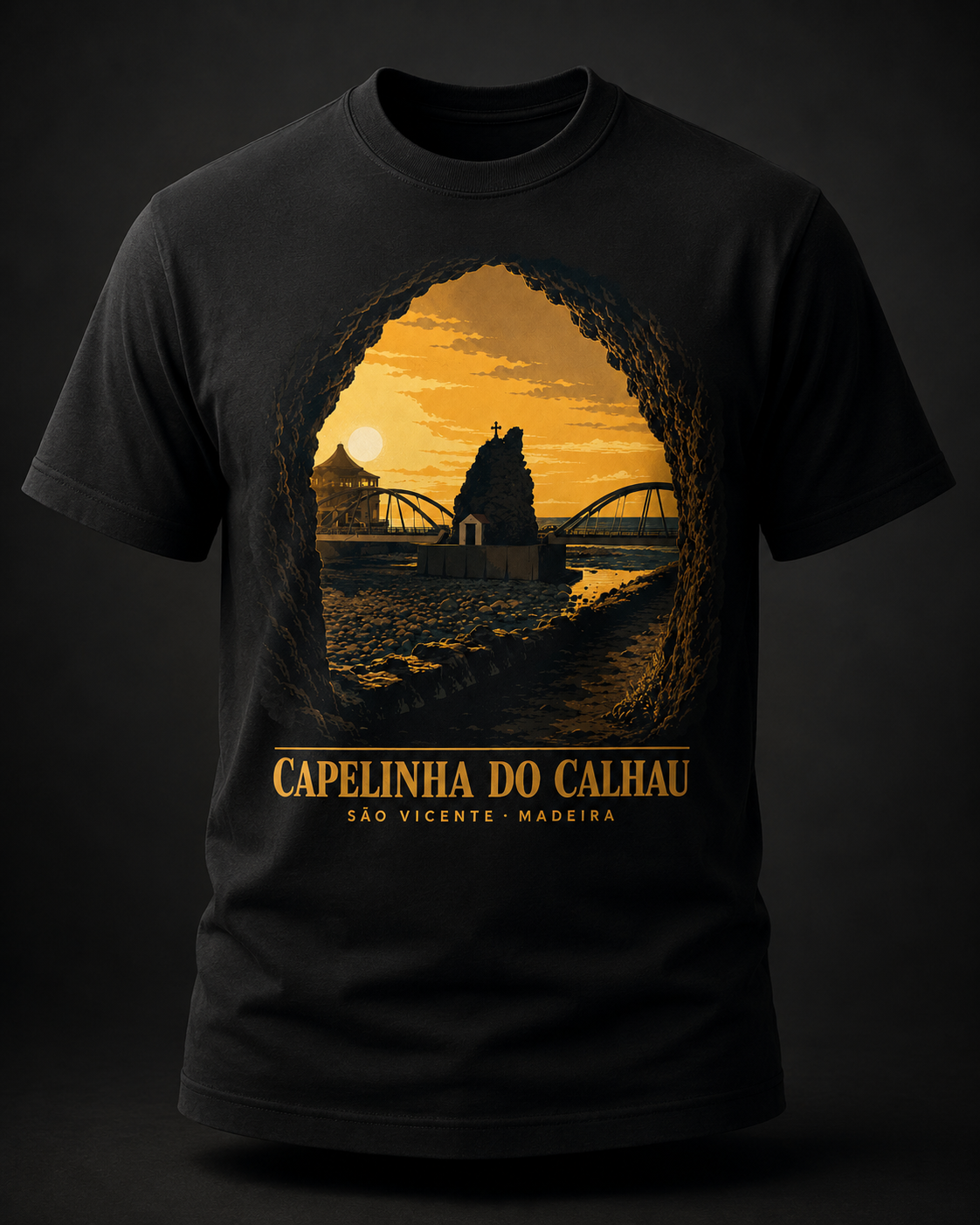 T-shirt preta Madeira Originals com a ilustração Capelinha do Calhau, desenhada e impressa em São Vicente